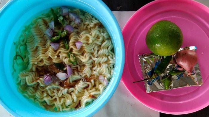 bokom sebutan masyarakat aceh singkil untuk mi instan yang direndam air panas